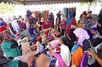 Pasar Percuma UMP Agih Baju Raya